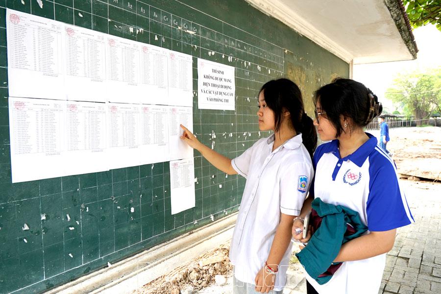 Thí sinh làm thủ tục thi tuyển sinh vào lớp 10 năm học 2025-2026