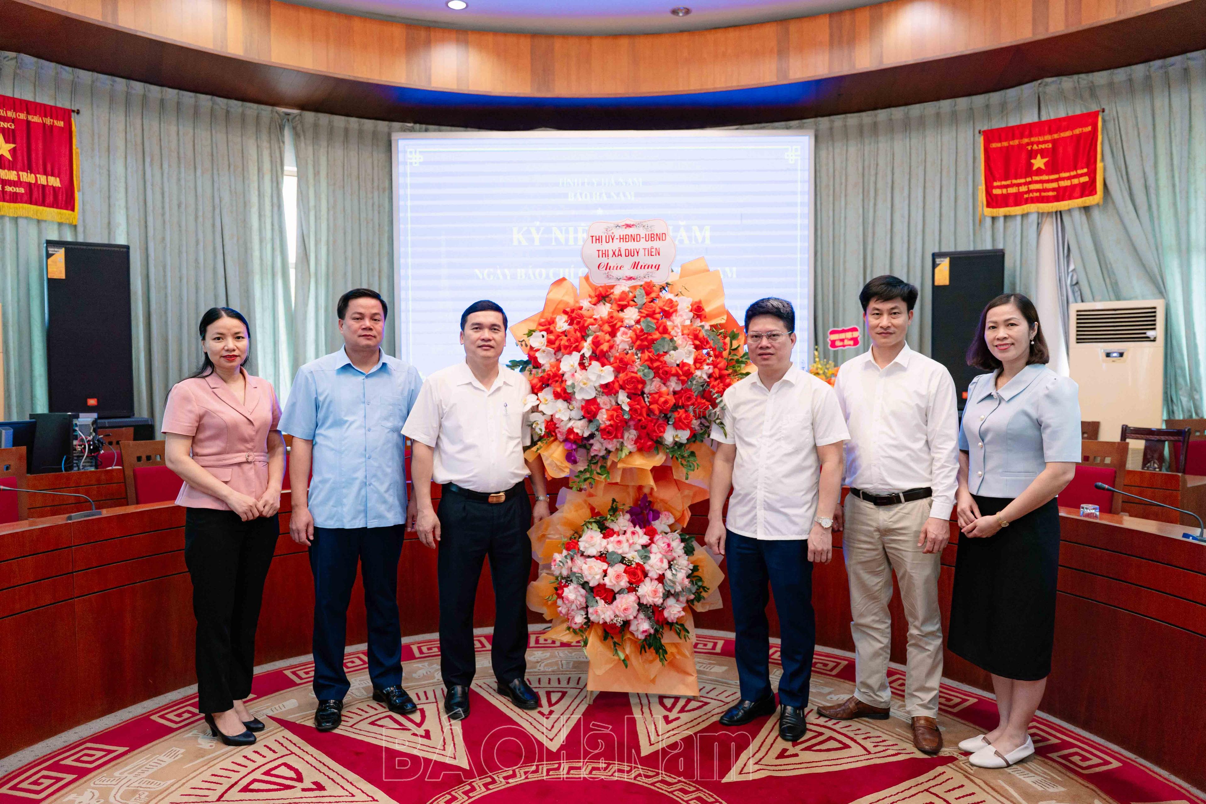 Các cơ quan, đơn vị, địa phương chúc mừng Báo Hà Nam nhân kỷ niệm 100 năm Ngày Báo chí cách mạng Việt Nam