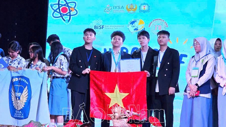 Hành trình tỏa sáng trên con đường nghiên cứu KHKT của hai học sinh Trường THCS&THPT Nguyễn Tất Thành - Hà Nam