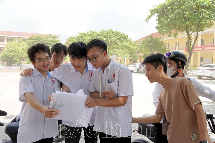 Đề thi Ngữ văn Kỳ thi tốt nghiệp THPT 2025, gợi suy tư sâu sắc về tình yêu quê hương, đất nước