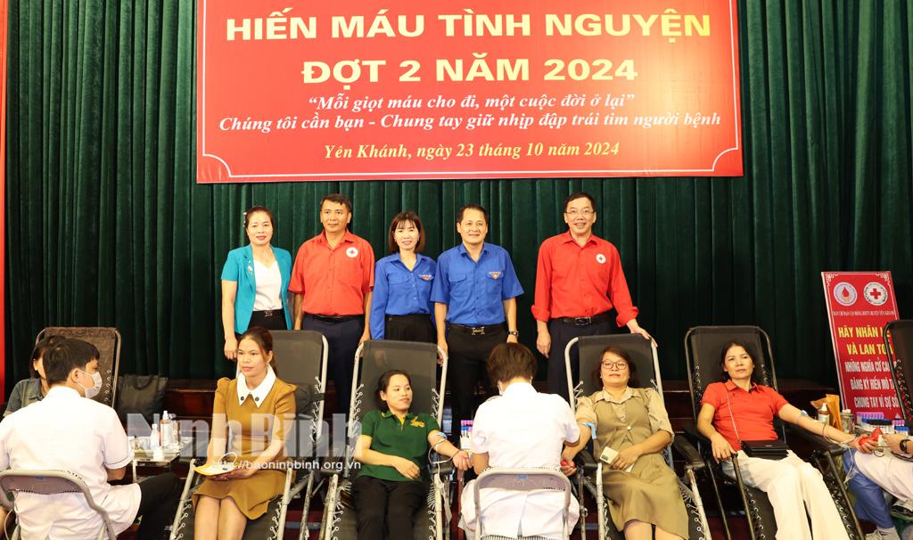 Đông đảo tình nguyện viên tham gia hiến máu. Ảnh: Minh Quang