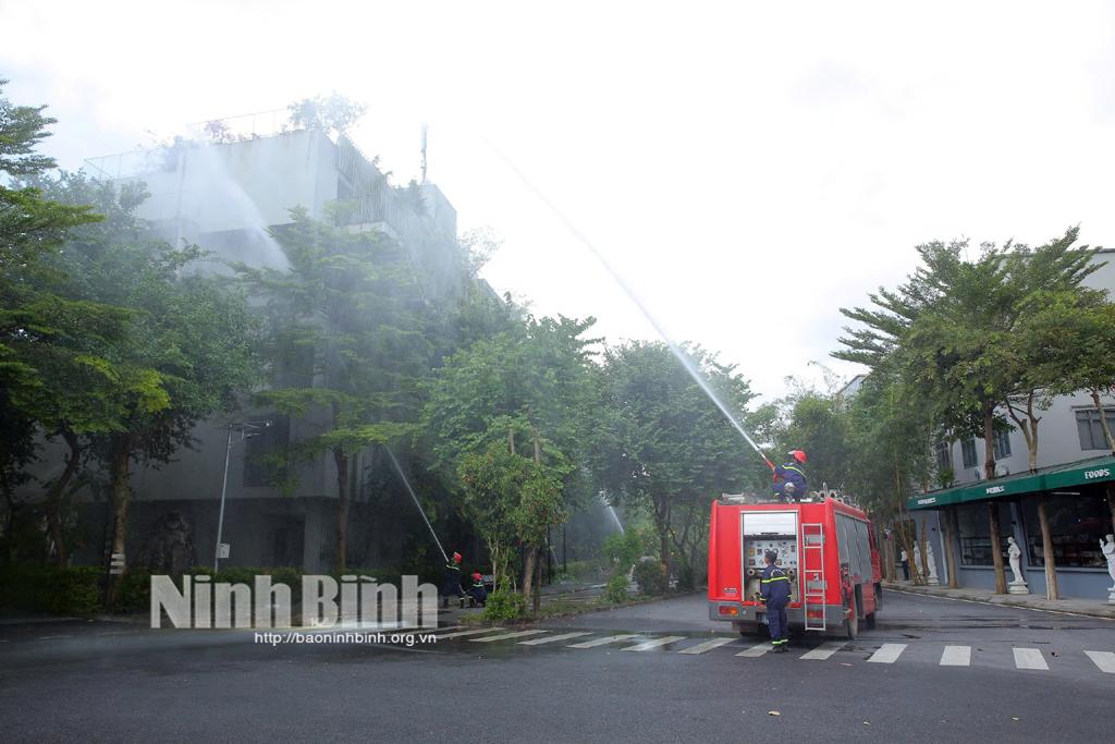 Lực lượng PCCC và CNCH tham gia diễn tập PCCC tại Khu du lịch Wyndham Grand Vedana Ninh Bình. Ảnh: Anh Tuấn