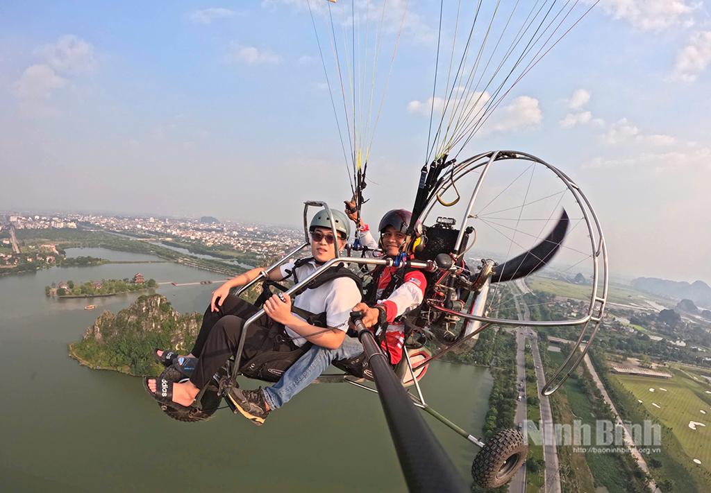 Du khách bay dù lượn khám phá Ninh Bình từ trên cao.