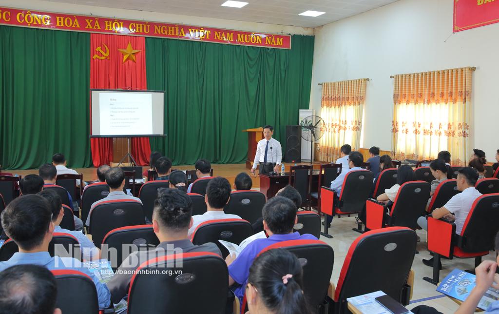 Giảng viên truyền đạt các nội dung tại lớp bồi dưỡng. Ảnh: Anh Tuấn