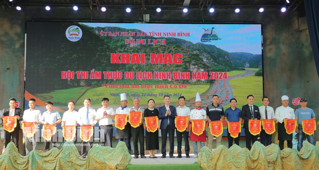 Ban tổ chức trao cờ lưu niệm cho các đơn vị tham gia Hội thi. Ảnh: Anh Tuấn