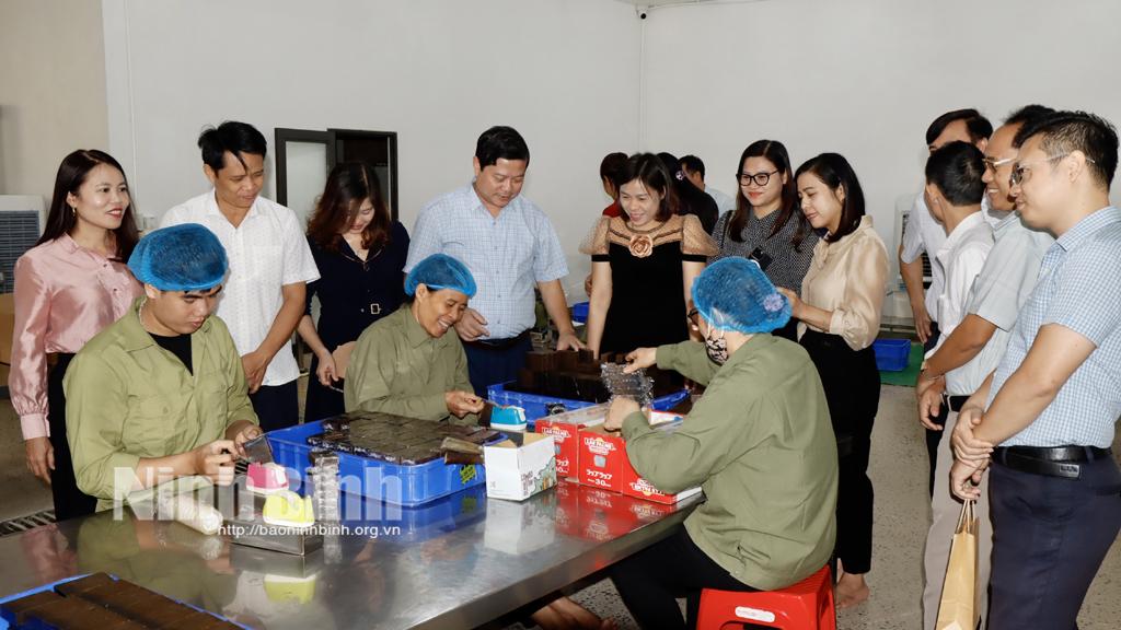 Các đại biểu tham quan cơ sở sản xuất của HTX Sinh Dược.