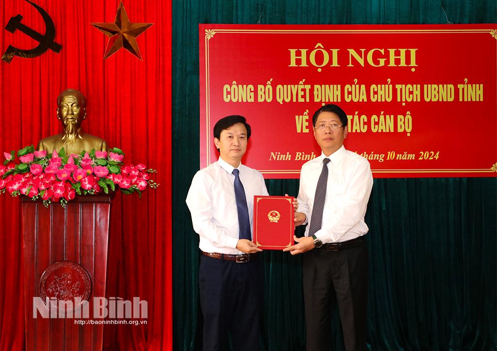 Đồng chí Phó Chủ tịch UBND tỉnh Trần Song Tùng trao Quyết định và chúc mừng đồng chí Phạm Đăng Khoa.