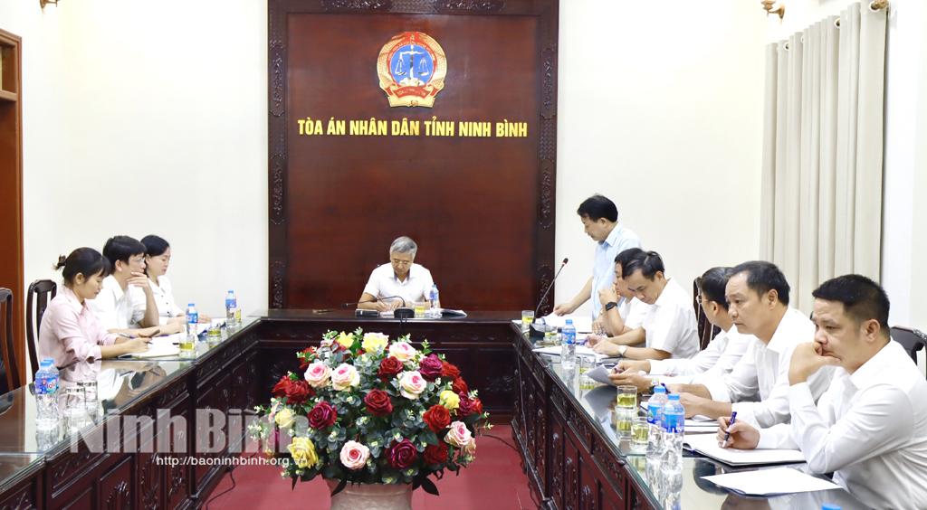 Đoàn giám sát làm việc tại Tòa án Nhân dân tỉnh. Ảnh: Anh Tú