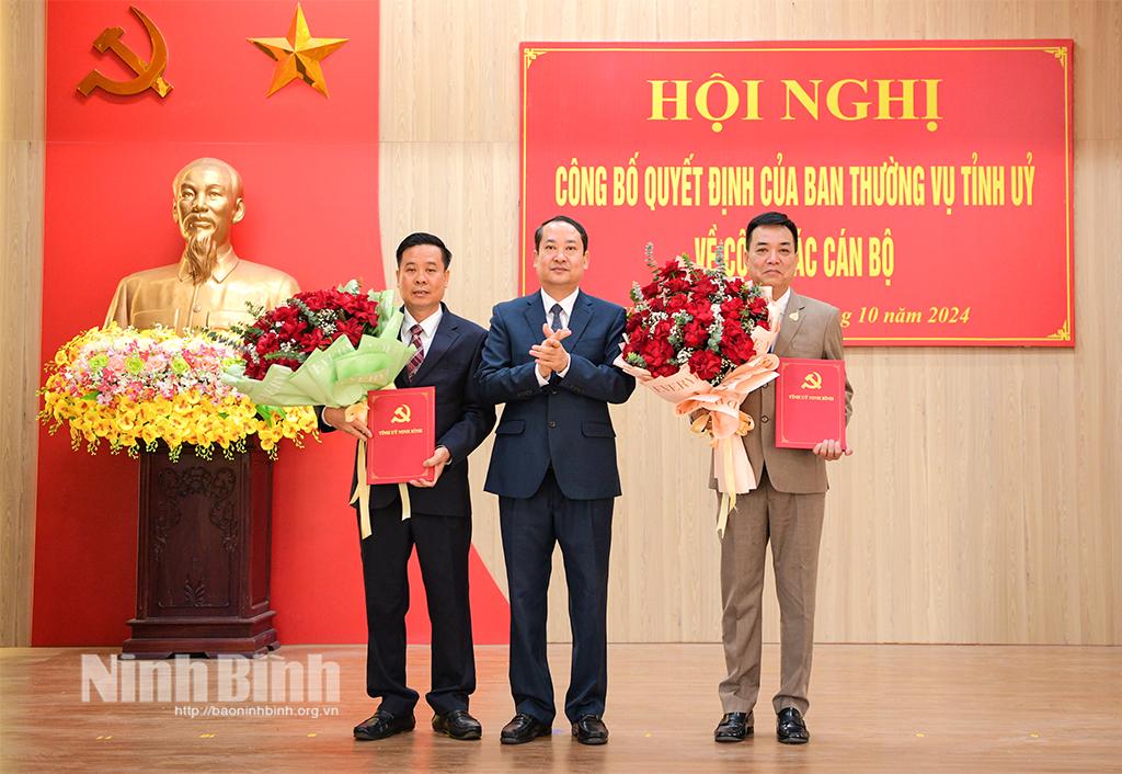 Đồng chí Mai Văn Tuất, Phó Bí thư Thường trực Tỉnh ủy, Chủ tịch HĐND tỉnh trao Quyết định, tặng hoa và chúc mừng đồng chí Dương Đức Khanh và Nguyễn Quốc Hưng.