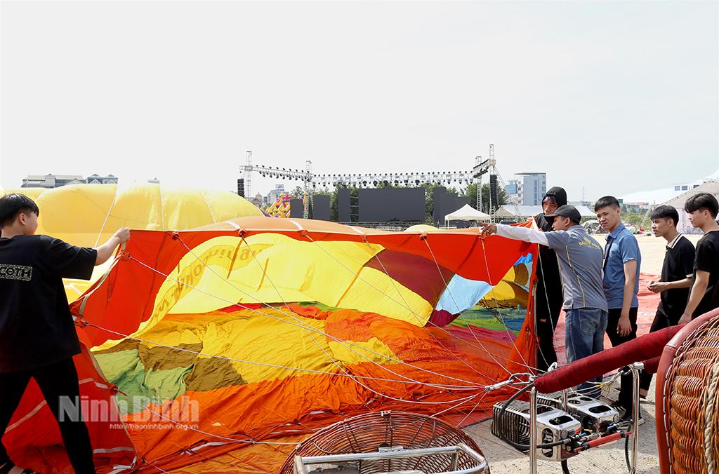 Các tình nguyên viên, nhân viên kỹ thuật Công ty TNHH Khinh khí cầu Quốc tế Ballooning Media lắp đặt Khinh khí cầu. Ảnh: Minh Đường