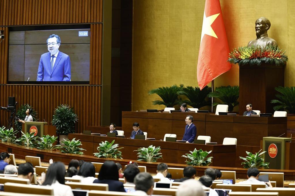 Bộ trưởng Bộ Xây Dựng Nguyễn Thanh Nghị giải trình, làm rõ một số kiến nghị đại biểu Quốc hội nêu. Ảnh: TTXVN