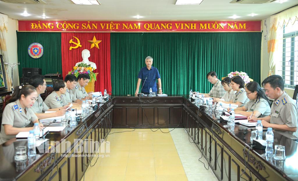 Đoàn giám sát làm việc tại Cục Thi hành án dân sự tỉnh. Ảnh: Trường Giang