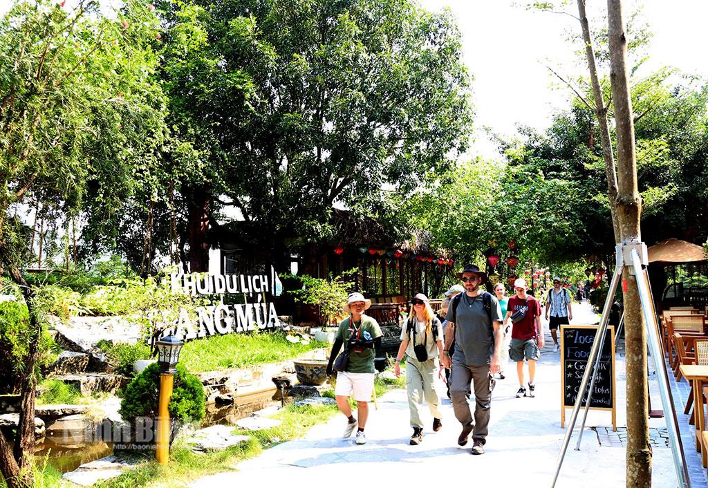 Du khách nước ngoài tham quan Khu du lịch Hang Múa, xã Ninh Xuân, huyện Hoa Lư. Ảnh: Minh Đường