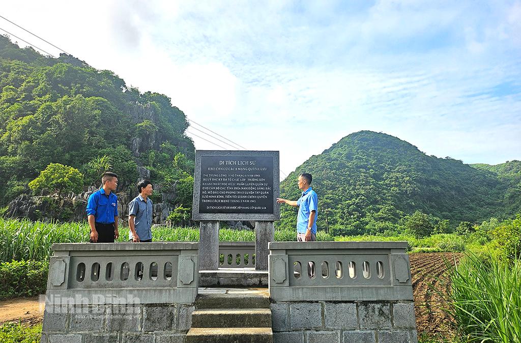 Bia đá Thung Lóng (xã Phú Long, huyện Nho Quan) - Minh chứng lịch sử về lớp học quân sự đầu tiên của Xứ ủy Bắc Kỳ.