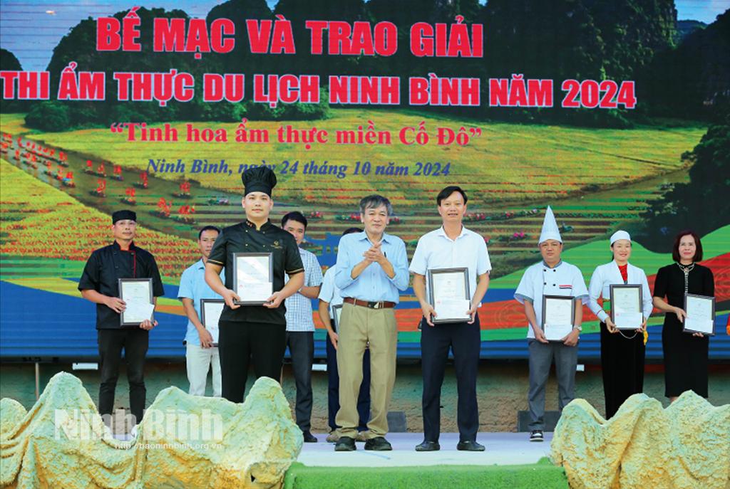 Trao giải nhất phần thi Mâm cỗ truyền thống tiến Vua cho thành phố Tam Điệp và huyện Yên Mô tại Hội thi Ẩm thực du lịch Ninh Bình năm 2024. Ảnh: Anh Tuấn