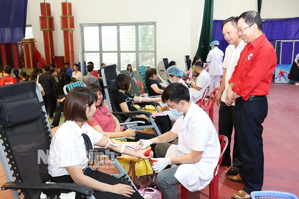 Lãnh đạo Hội Chữ thập đỏ tỉnh và Ban chỉ đạo vận động hiến máu tình nguyện huyện Yên Mô thăm hỏi, động viên người tham gia hiến máu. Ảnh: Minh Quang