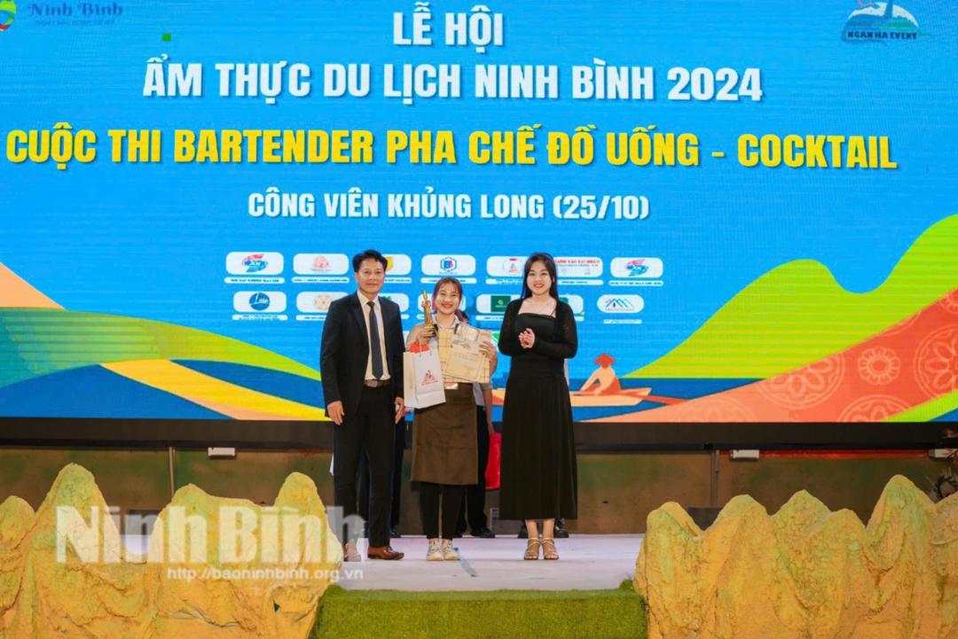 Ban Tổ chức trao giải nhất cho thí sinh tham gia Cuộc thi.