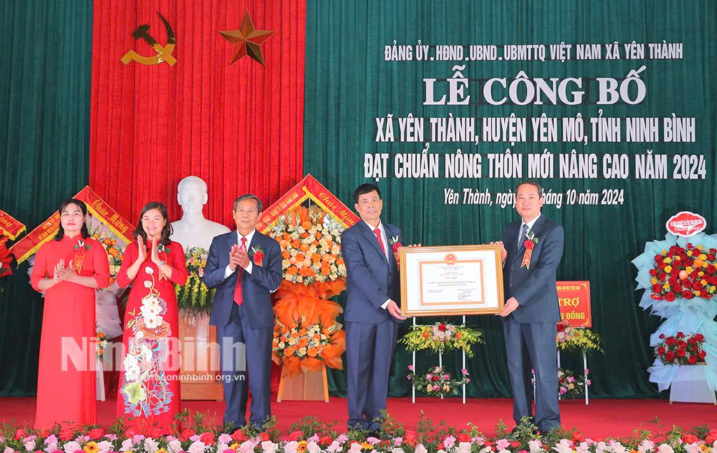 Đồng chí Mai Văn Tuất, Phó Bí thư Thường trực Tỉnh uỷ, Chủ tịch HĐND tỉnh trao Bằng công nhận xã đạt chuẩn NTM nâng cao cho Đảng bộ, chính quyền và nhân dân xã Yên Thành. Ảnh: Anh Tuấn