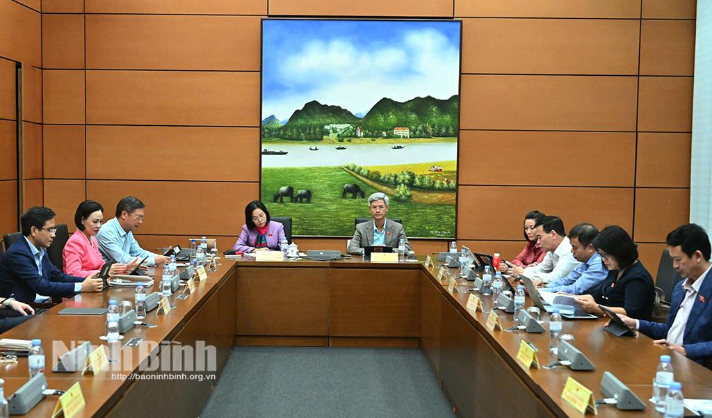 Đoàn ĐBQH tỉnh Ninh Bình tham gia thảo luận tại Tổ số 12 cùng với Đoàn ĐBQH các tỉnh: Quảng Bình, Hưng Yên, Bắc Kạn. Ảnh: Thanh Thuỷ