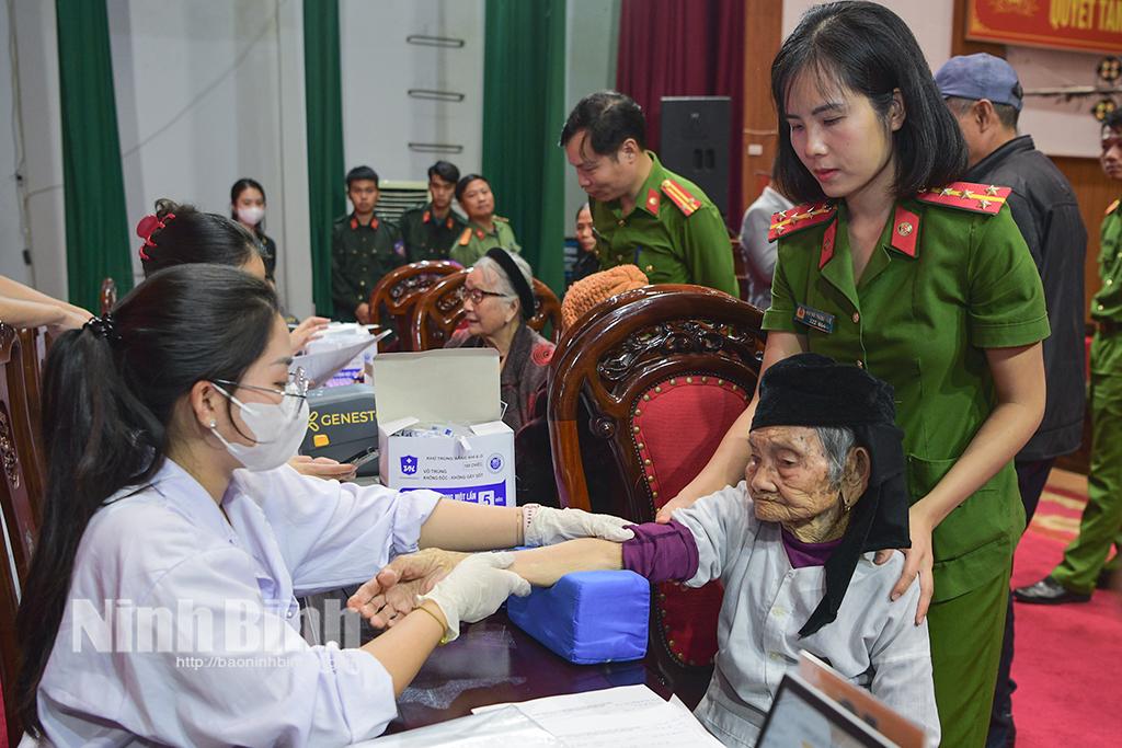 Các đơn vị tiến hành lấy mẫu ADN của các Mẹ Việt Nam Anh hùng, mẹ liệt sĩ.