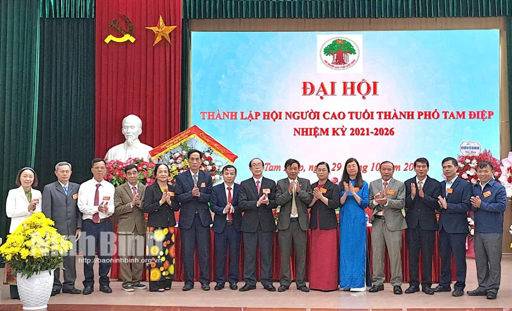 Ban Chấp hành Hội Người cao tuổi thành phố nhiệm kỳ 2021-2026 ra mắt Đại hội.