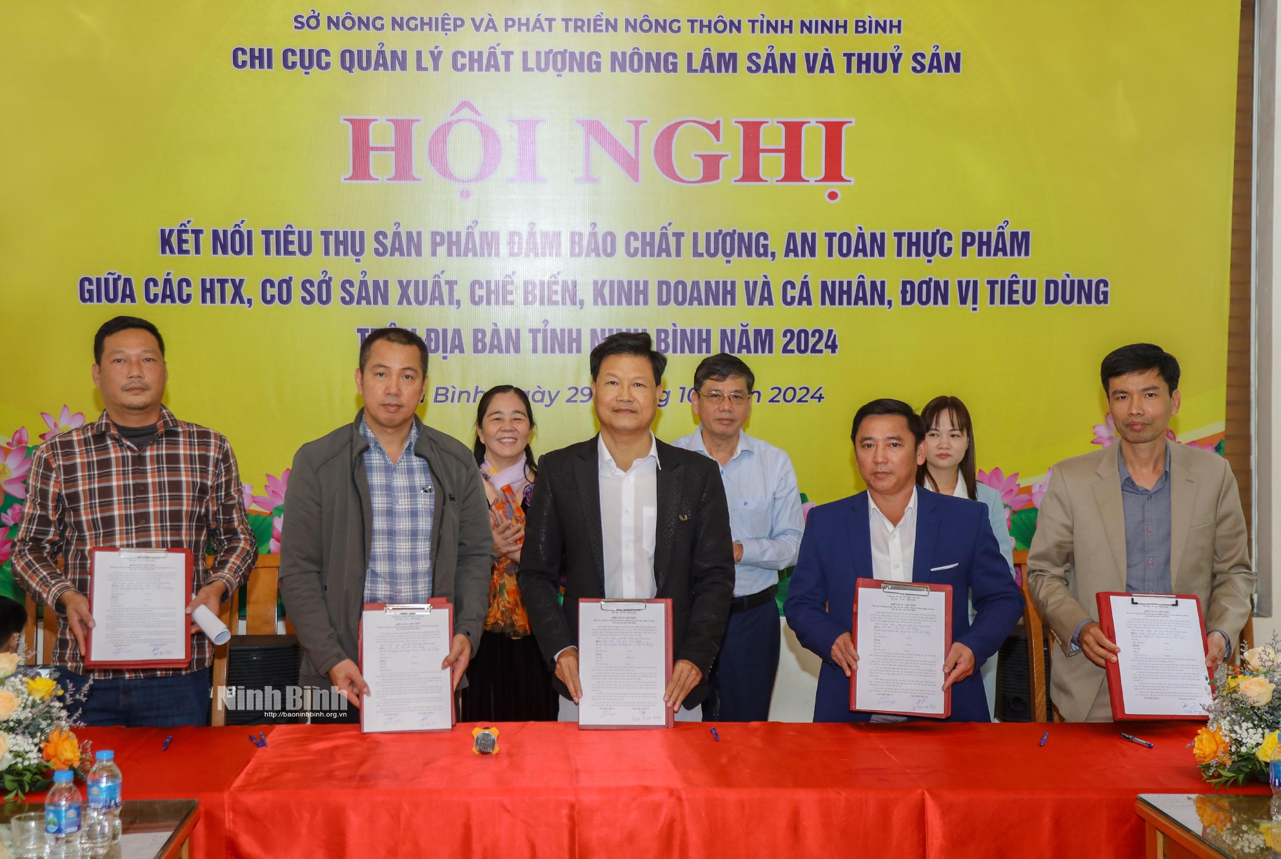Lễ ký kết hợp tác tiêu thụ sản phẩm giữa các HTX với các khách sạn, nhà hàng, các cơ sở kinh doanh trên địa bàn tỉnh.