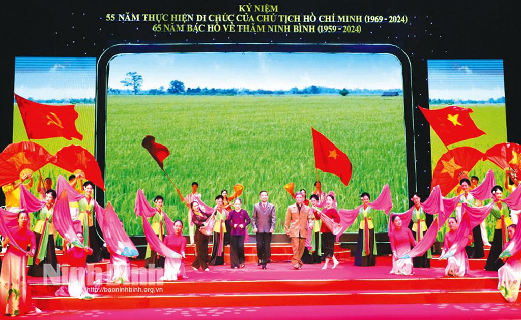 Chương trình văn nghệ tại Lễ kỷ niệm 55 năm thực hiện Di chúc của Chủ tịch Hồ Chí Minh (1969-2024); 65 năm Bác Hồ về thăm Ninh Bình (1959-2024). Ảnh: Đức Lam