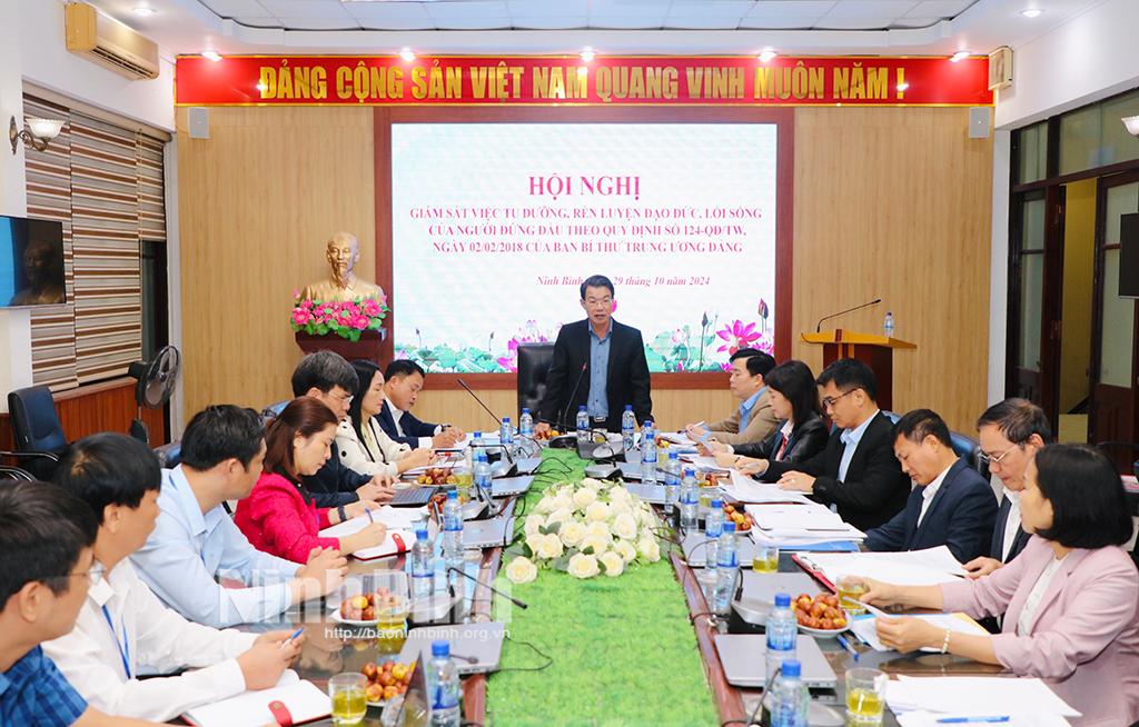 Đoàn giám sát làm việc tại Sở Thông tin và Truyền thông.