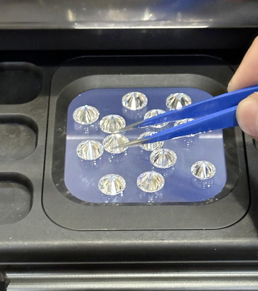 Số kim cương đối tượng P.S.H (quốc tịch Ấn Độ) nhập cảnh từ Ấn Độ vào Việt Nam qua Cảng hàng không quốc tế Tân Sơn Nhất.