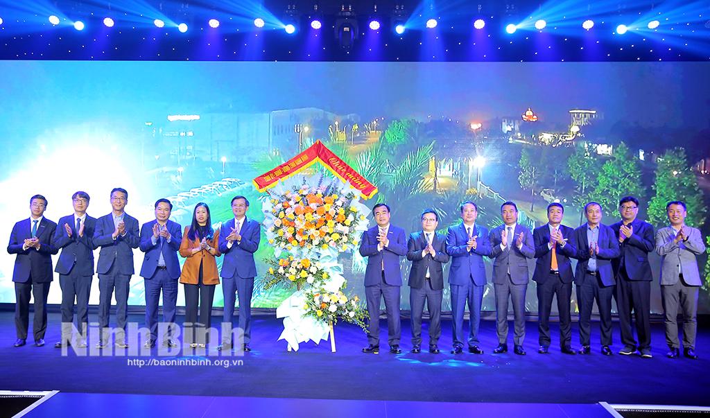 Các đồng chí lãnh đạo Trung ương, lãnh đạo tỉnh tặng hoa chúc mừng Công ty cổ phần Sản xuất ô tô Hyundai Thành Công Việt Nam tại lễ xuất khẩu xe.