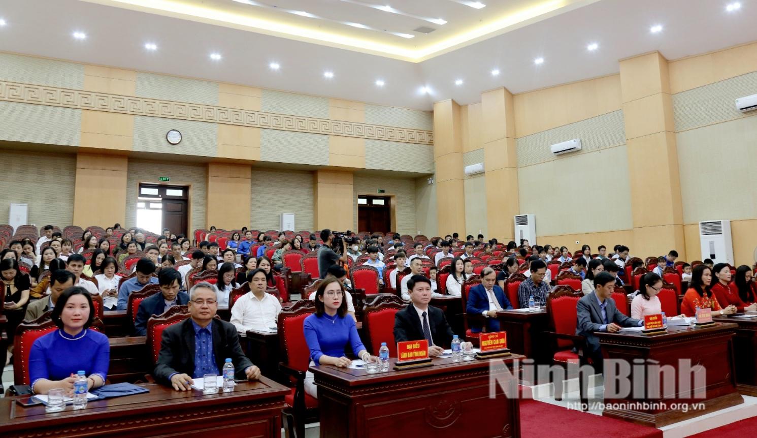 Các đại biểu dự hội nghị.