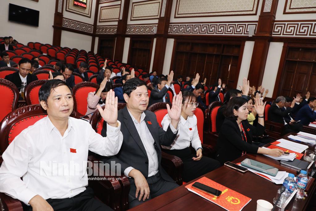 Các đại biểu biểu quyết thông qua 22 dự thảo Nghị quyết về phát triển kinh tế-xã hội.