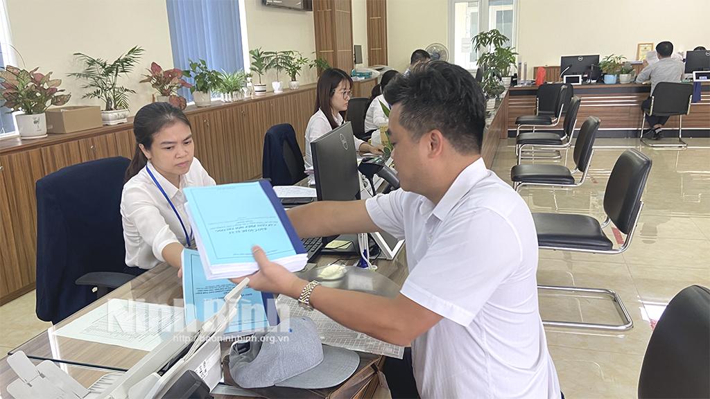 Tổ chức, công dân thực hiện thủ tục hành chính tại Trung tâm Phục vụ hành chính công tỉnh.