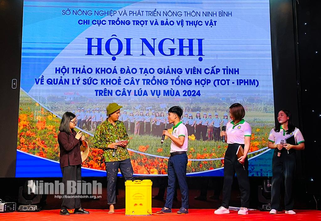 Thông qua các vở kịch, các giảng viên về quản lý sức khoẻ cây trồng tương lai truyền đạt đến nông dân những kiến thức quản lý sức khỏe cây trồng một cách sinh động, dễ hiểu.