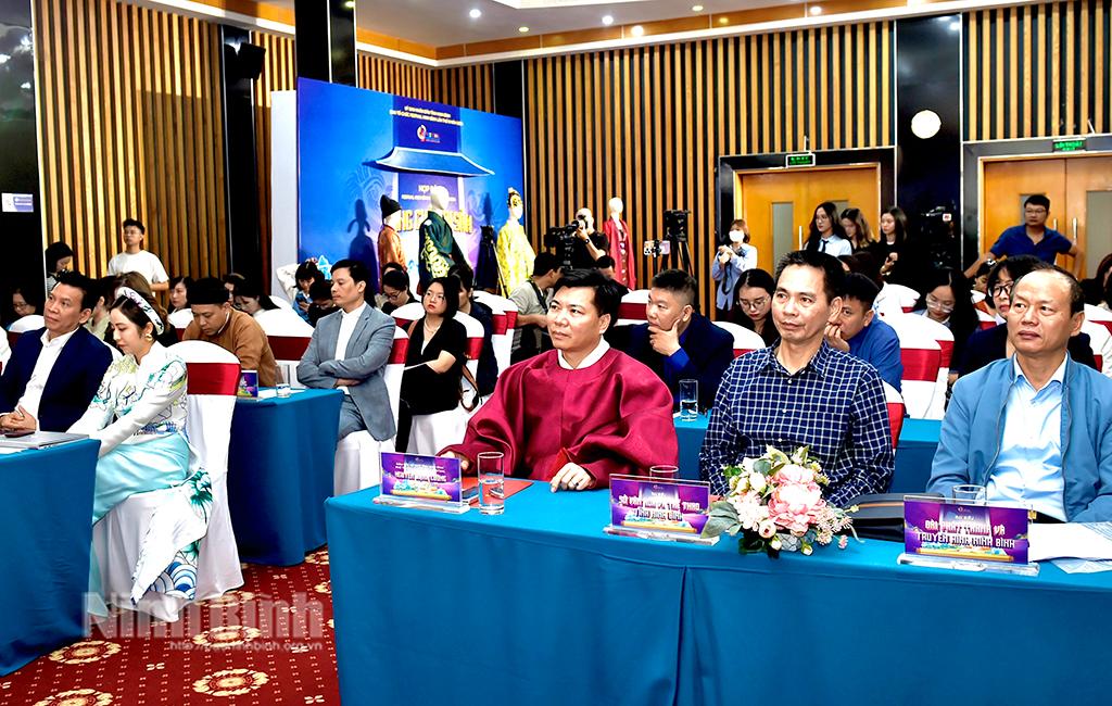 Các đại biểu dự họp báo.