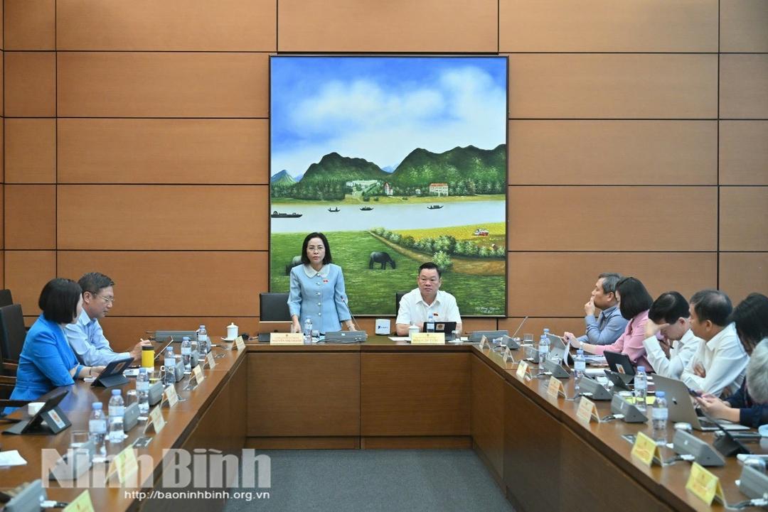 Đồng chí Phó Chủ tịch Quốc hội Nguyễn Thị Thanh chủ trì thảo luận Tổ số 12.