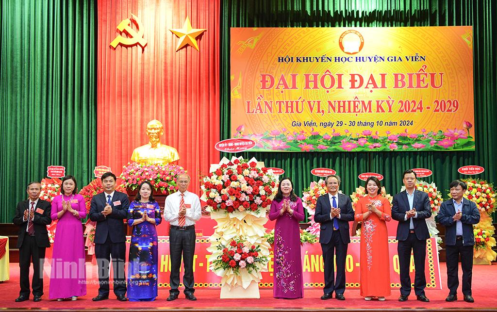 Lãnh đạo huyện Gia Viễn tặng hoa chúc mừng Đại hội.