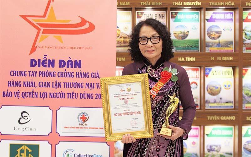 Thầy thuốc Ưu tú Lê Phương có hơn 40 năm kinh nghiệm trị viêm xoang.