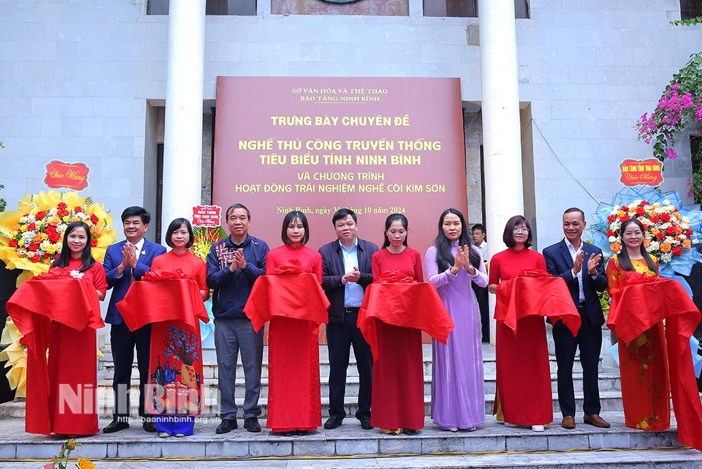 Các đại biểu cắt băng khai mạc trưng bày.