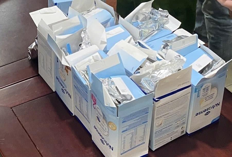 ,3 kg ketamin ngụy trang trong 16 kiện hàng sữa được vận chuyển trái phép chất từ nước ngoài về Việt Nam qua đường hàng không.