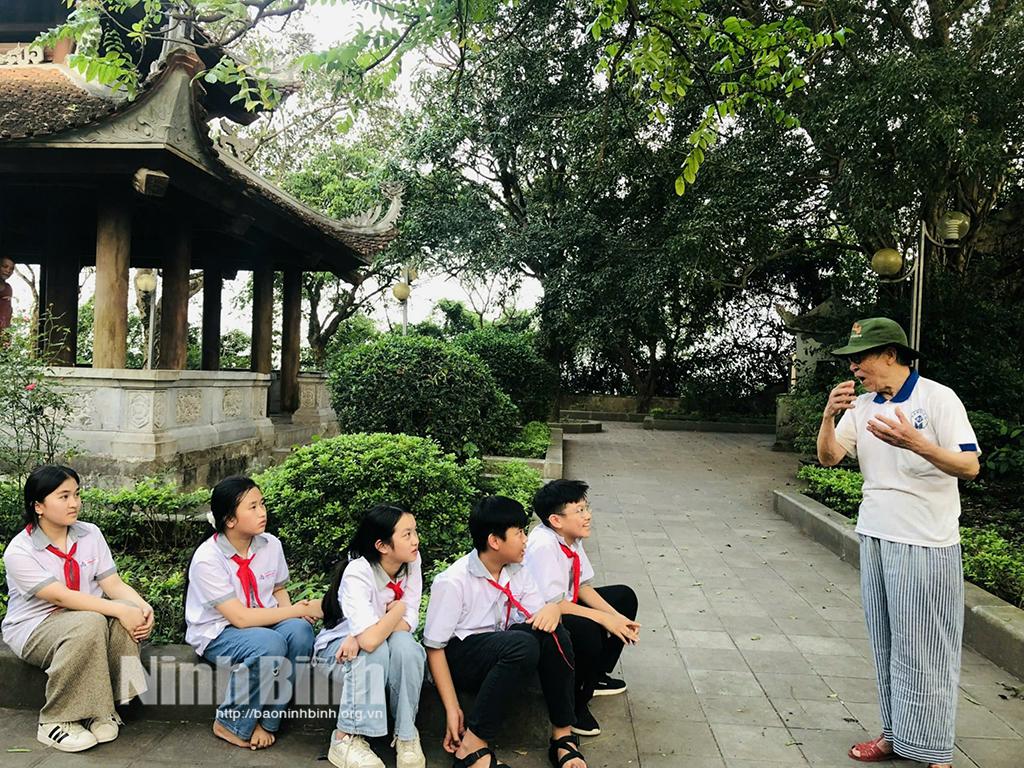 Học sinh Trường THCS Trương Hán Siêu được nghe kể về truyền thống lịch sử, văn hoá tại Di tích quốc gia đặc biệt núi Non Nước.