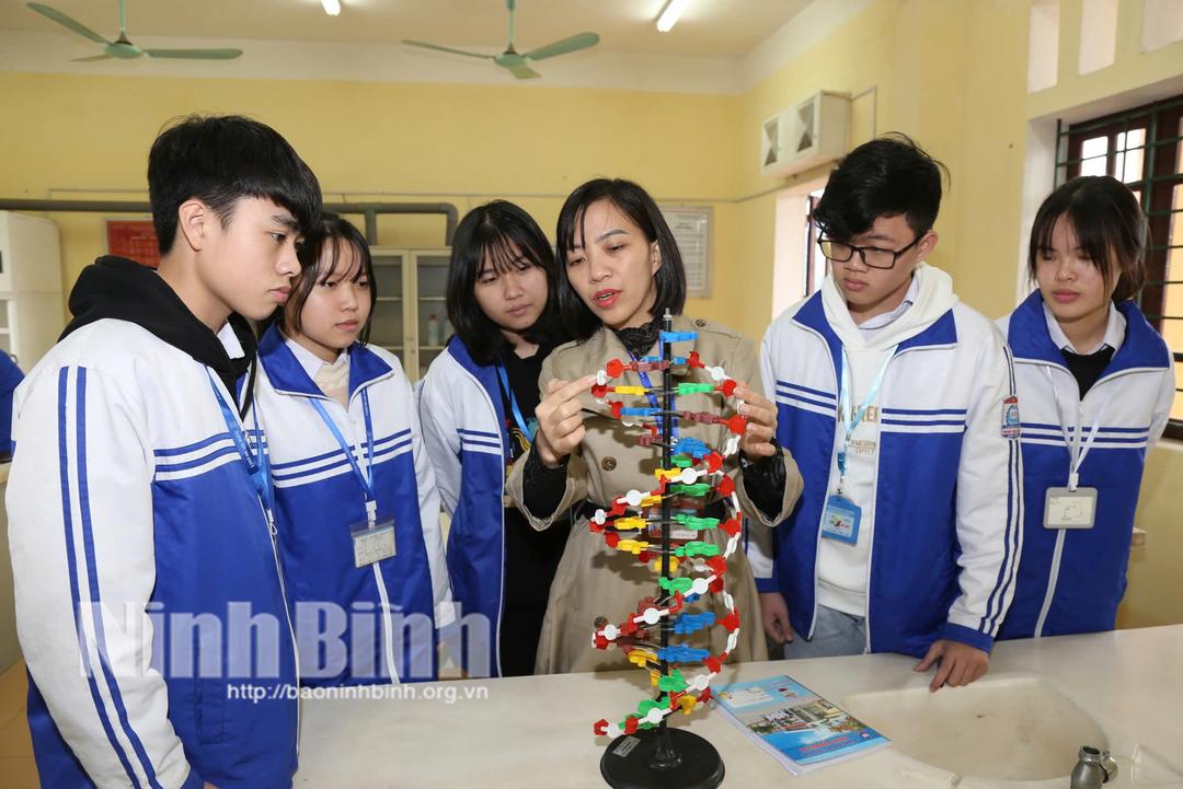 Cô và trò Trường THPT Nho Quan B trong giờ thực hành. Ảnh: Minh Quang