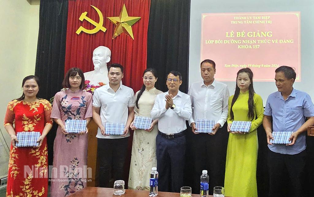 Lãnh đạo Trung tâm Chính trị Thành ủy Tam Điệp khen thưởng các học viên xuất sắc tại Lớp Bồi dưỡng nhận thức về Đảng, khóa 157.