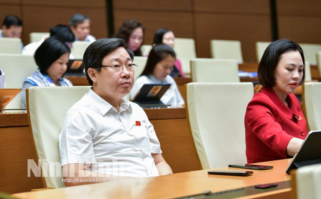 Các đại biểu Quốc hội tỉnh Ninh Bình tham dự phiên thảo luận tại hội trường về một số nội dung còn ý kiến khác nhau của dự thảo Luật Phòng cháy, chữa cháy và cứu nạn, cứu hộ. Ảnh: Thanh Thuỷ