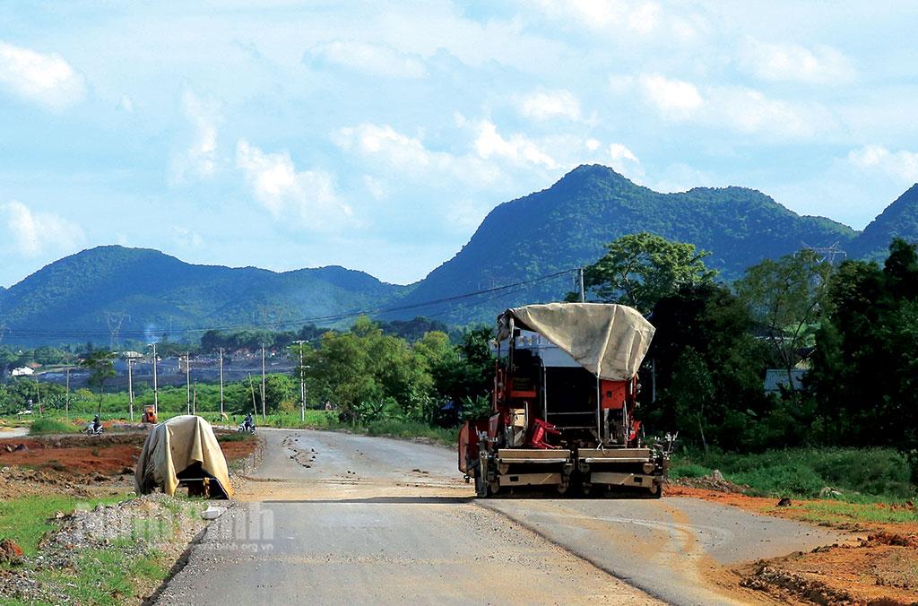 Thi công dự án tuyến đường Đông-Tây đoạn qua huyện Nho Quan. Ảnh: Anh Tuấn