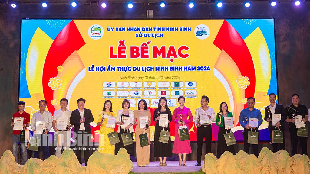 Lãnh đạo Sở Du lịch vinh danh và trao quà cho các nhà tài trợ đồng hành cùng sự kiện.