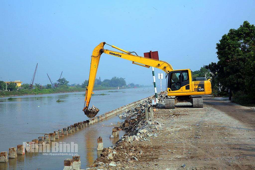 Thi công kè đê tả sông Vạc thuộc huyện Kim Sơn. Ảnh: Anh Tuấn