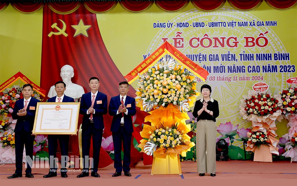 Đồng chí Nguyễn Thị Lan Anh, Phó Giám đốc Sở Nông nghiệp và PTNT, Phó Chánh văn phòng Điều phối NTM tỉnh trao Bằng công nhận xã đạt chuẩn nông thôn mới nâng cao, tặng hoa chúc mừng xã Gia Minh.