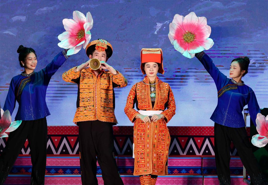 Phần trình diễn các trang phục dân tộc tỉnh Lạng Sơn.