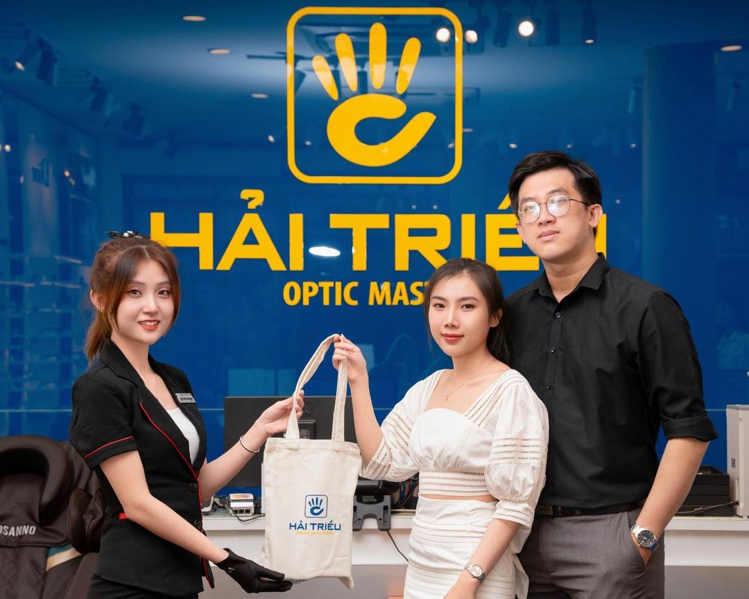 Không chỉ chú trọng vào việc cung cấp mắt kính chính hãng, cửa hàng còn đặt trải nghiệm của khách hàng lên hàng đầu.